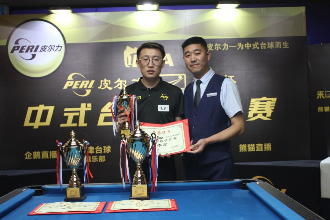 球迷组织举 球迷组织举